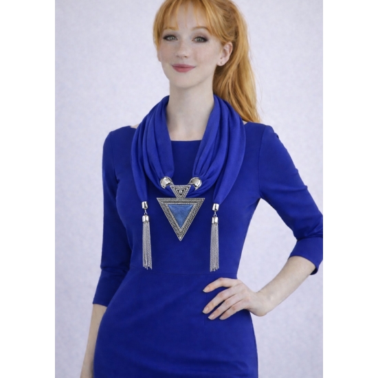 Naszyjnik z apaszką i geometrycznym wisiorem – nowoczesna elegancja.